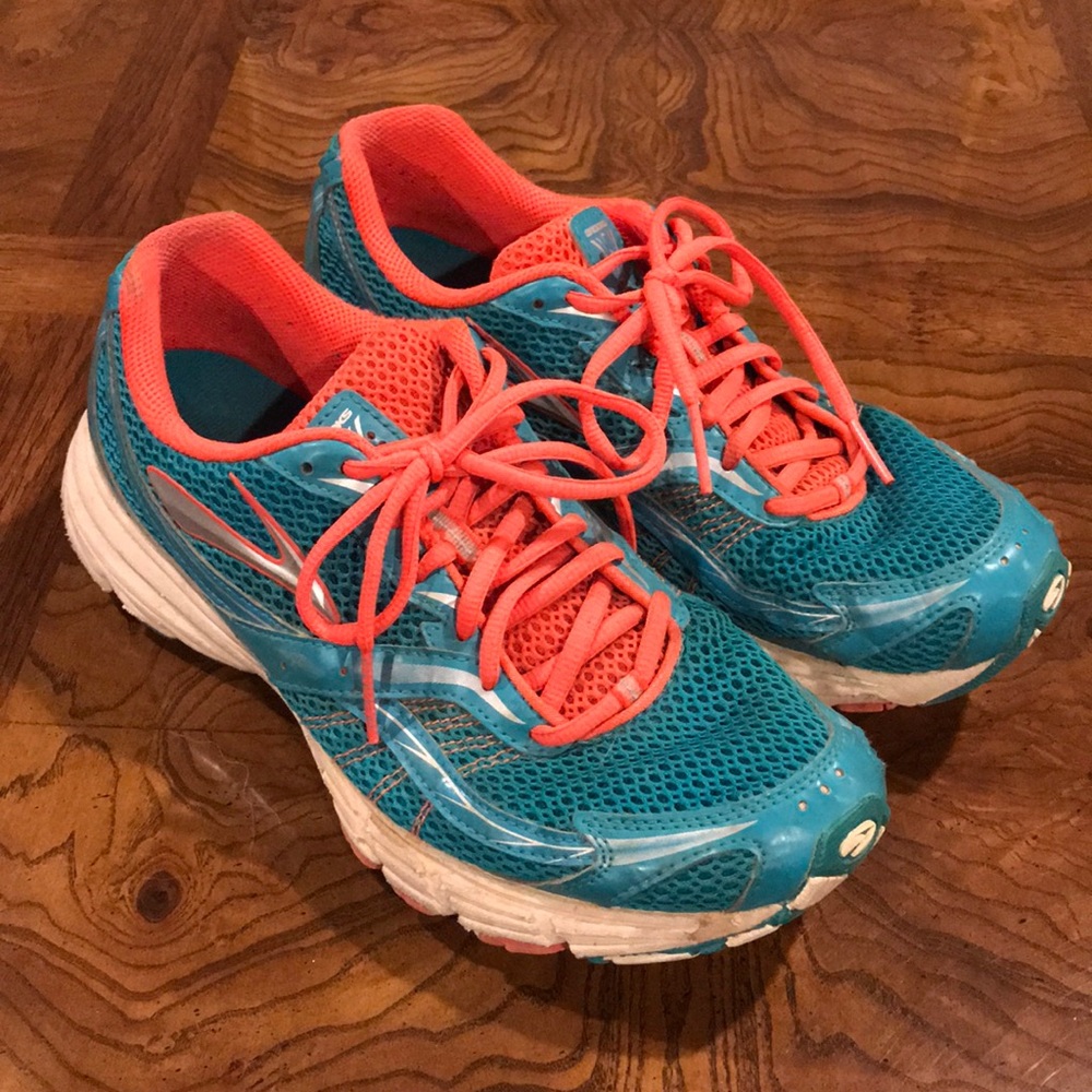 Brooks size 10 tennis shoes